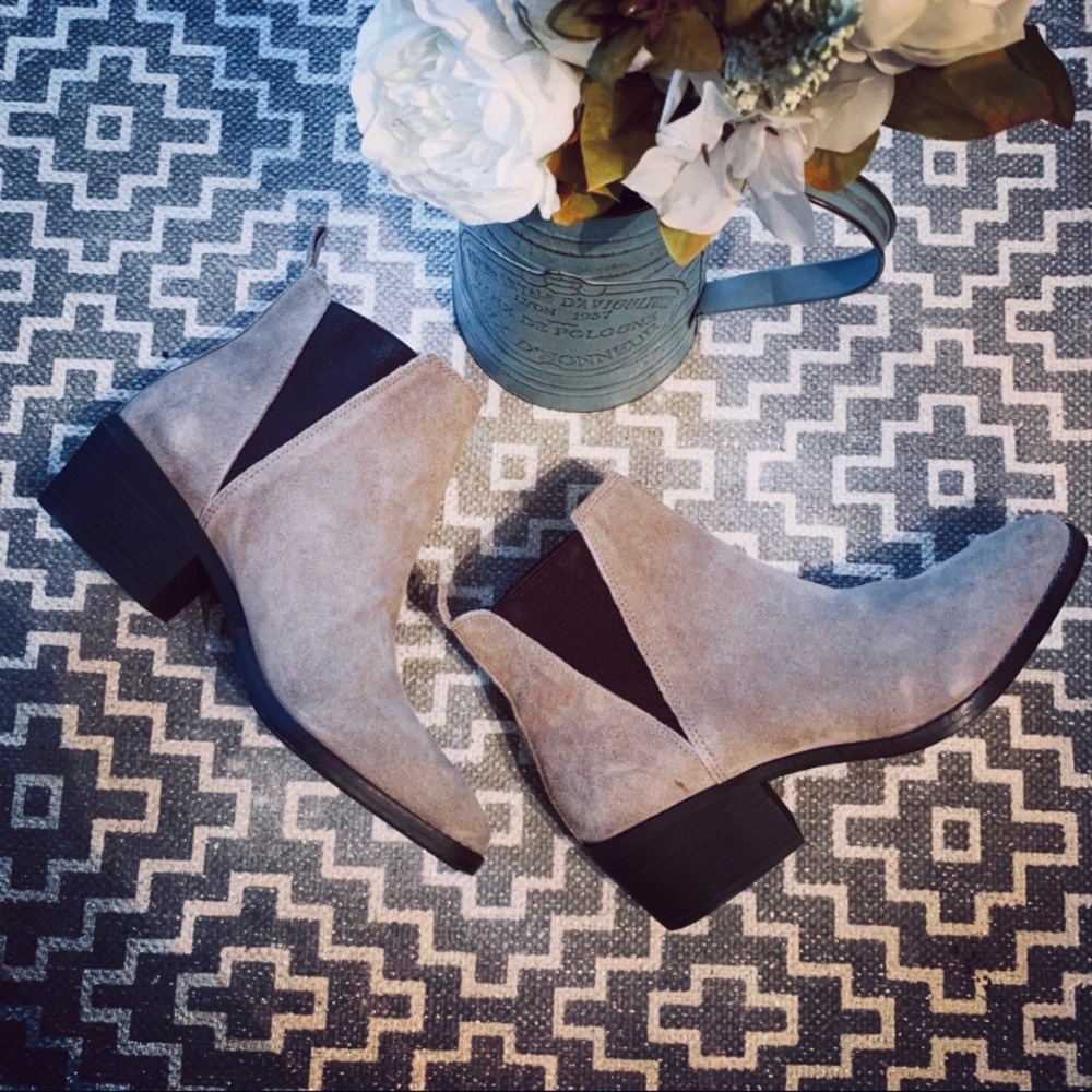 🌻White mountain taupe suede block heel booties🌻 - Picture 7 of 7